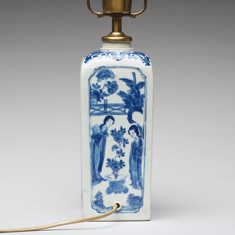 A blue and white vase, Qing dynasty, Kangxi (1662-1722).