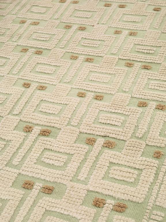 CARPET. Knotted pile in relief. 182 x 103,5 cm. 1930's-1950's.
