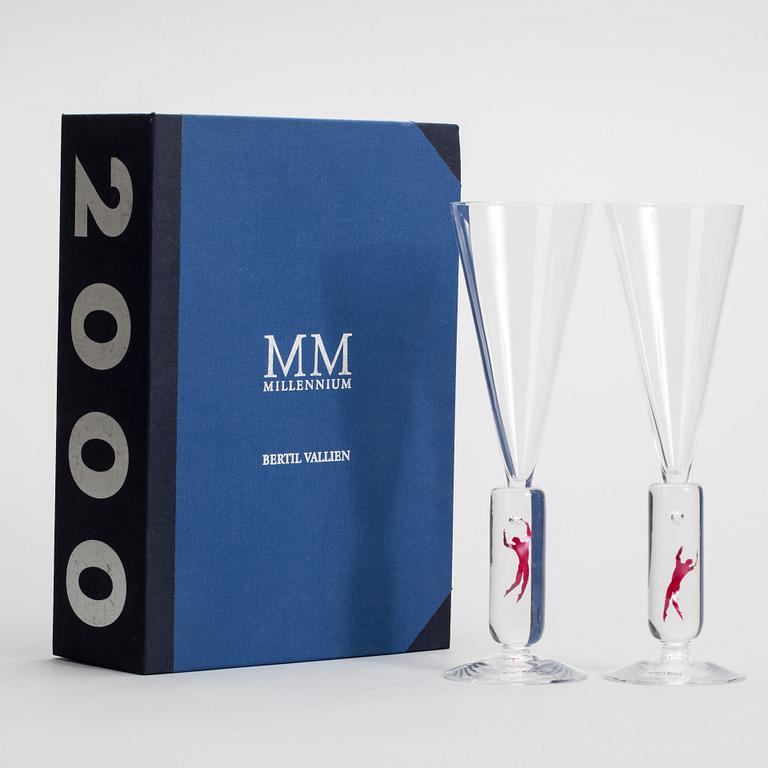 GLAS, ett par, "Millenium", Bertil Vallien, Kosta Boda, år 2000.