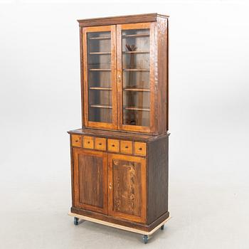 Bokskåp/Vitrinskåp omkring 1900.
