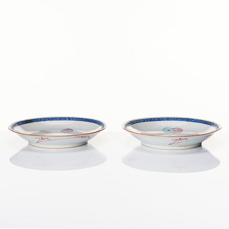 A pair of Chinese dishes, late Qing dynasty with Qianlong mark.