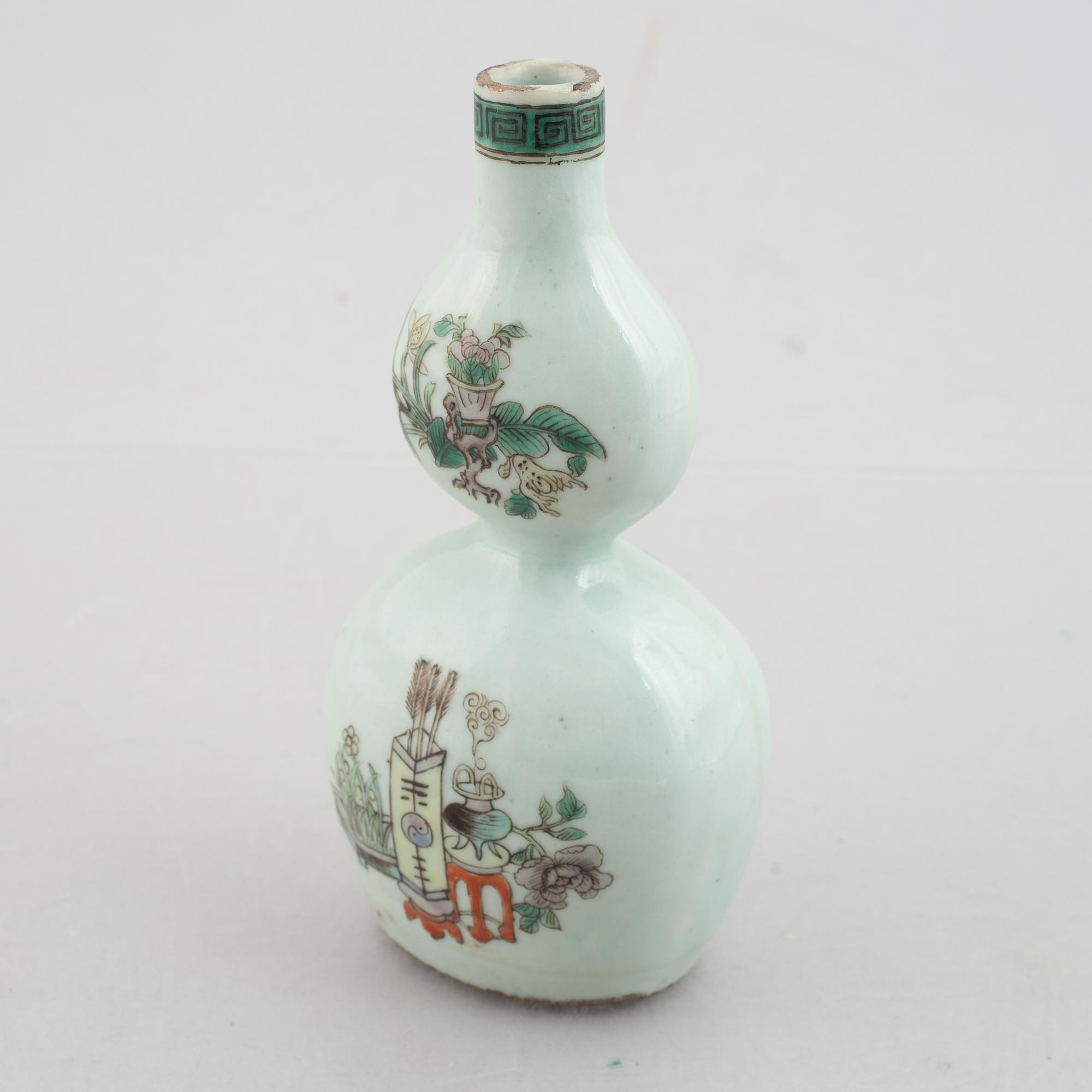 Vas, kalebassformad, porslin. Qingdynastin, 1800-tal.