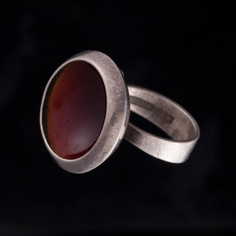 RING, silver, emalj. Suomen Kultaseppä Oy, Åbo 1974. Vikt ca 9,4 g.