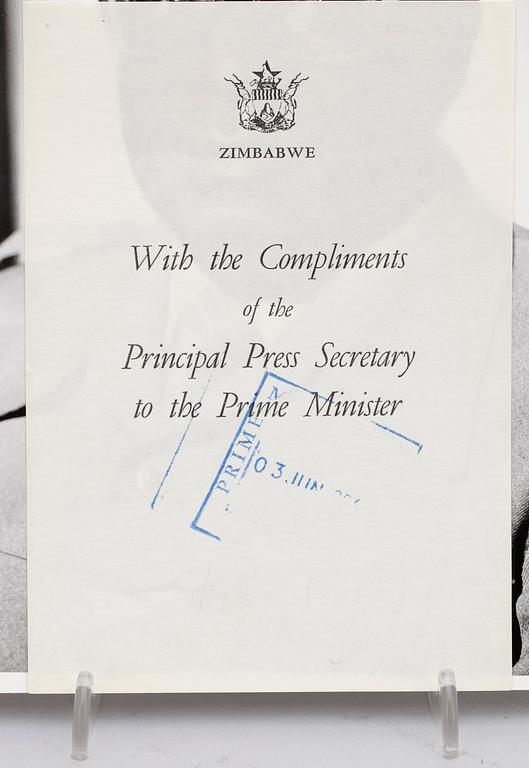 FOTOGRAFI MED AUTOGRAF, PRESIDENT ROBERT MUGABE, egenhändigt sign. Zimbabwe.