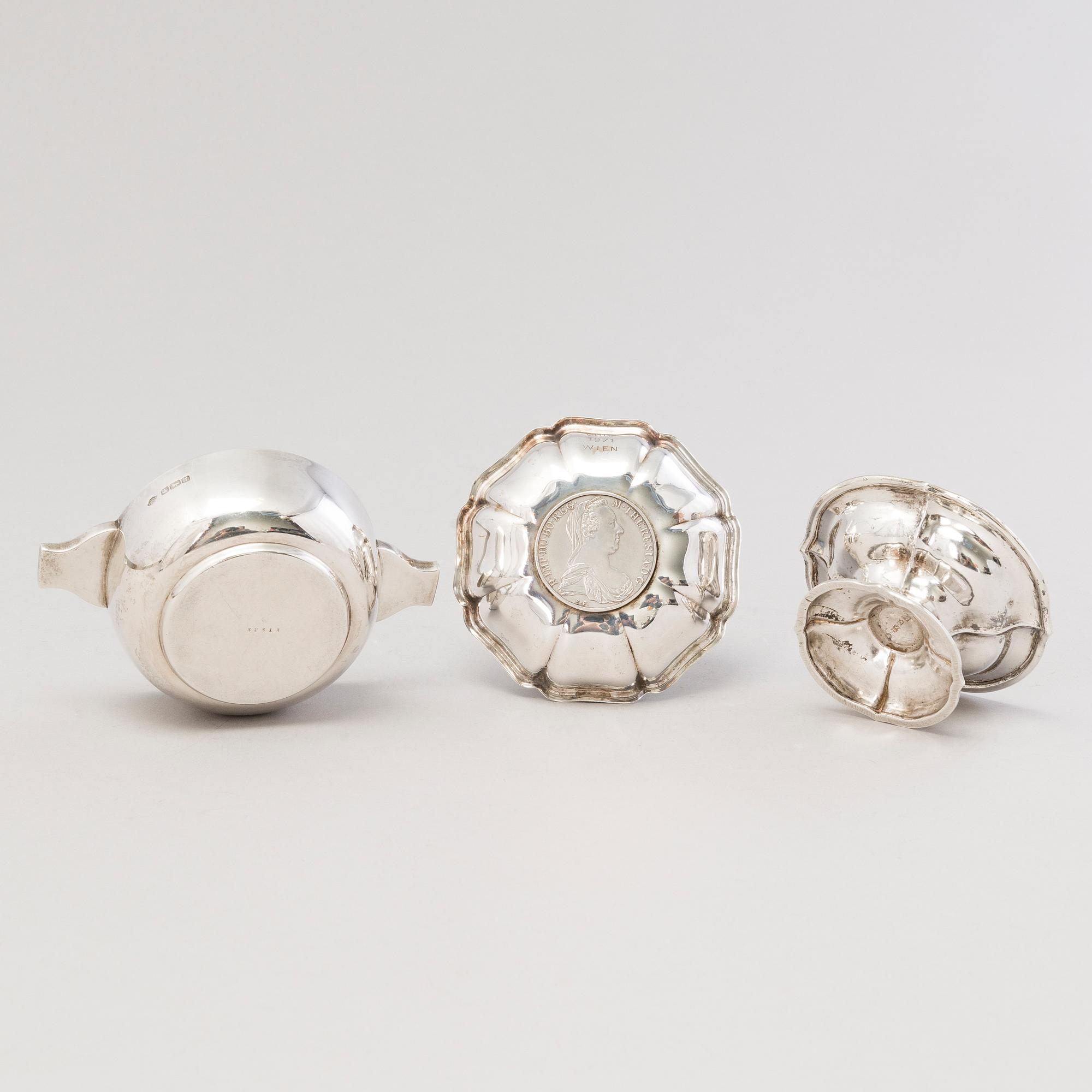 MALJOJA, 2 kpl, hopeaa, ja pikari, Wien Sheffield Kiina tms. Uushopea tarjotin, Ei huutokauppaan.