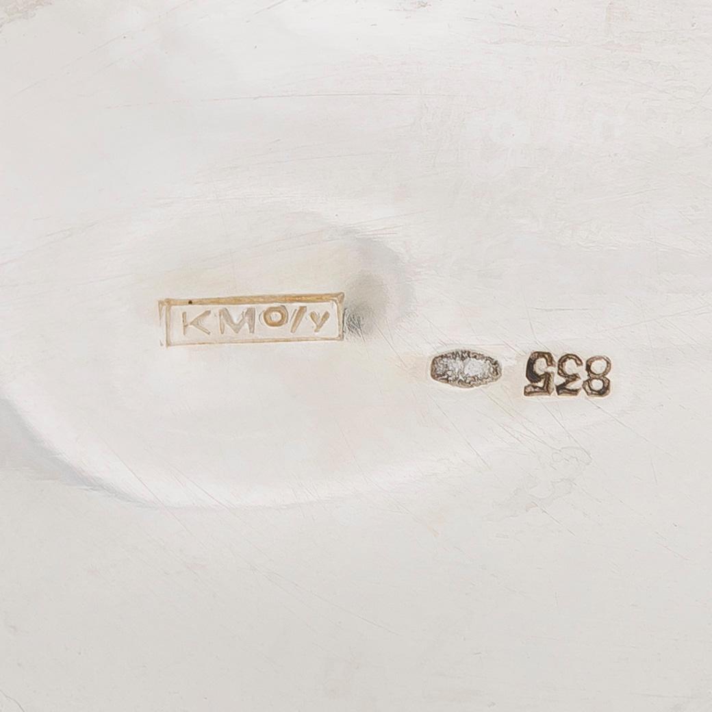 Skål på fot, silver. Finska importstämplar.