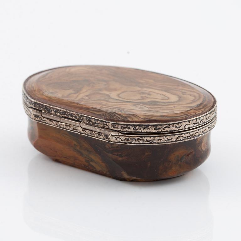 An agate and silver-mounted box, circa 1900.