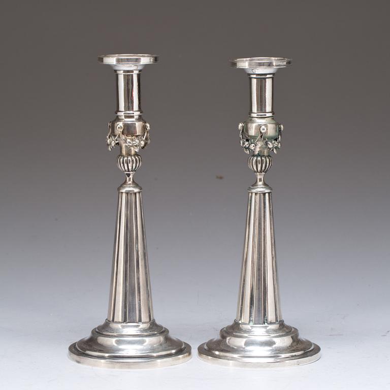 LJUSSTAKAR, ett par, silver, Gotthelf Moritz Hauptvogel, Dresden 1795? Vikt ca 640g.