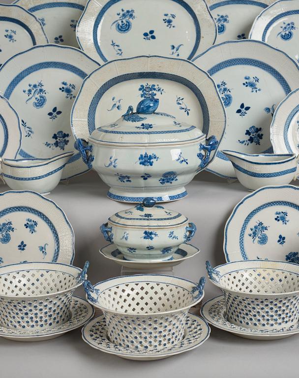 A blue and white dinner service, Qing dynasty, Qianlong (1736-95).(168 pieces) (152 pieces).