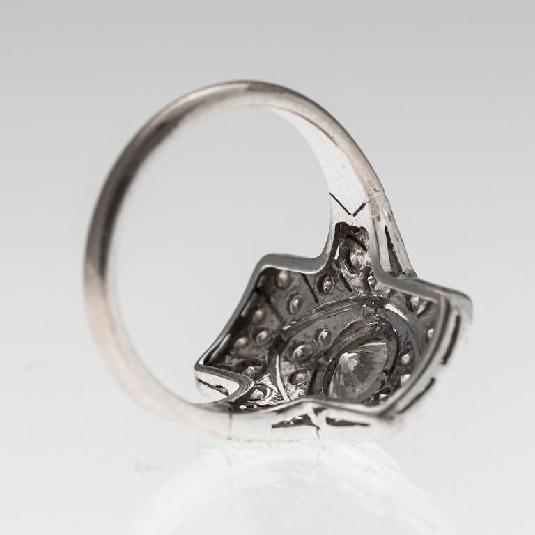 SORMUS, 9K valkokultaa, briljanttihiottuja timantteja n. 1.00 ct. Keskikivi n. 0.45 ct. Koko 16-. Paino 3 g.