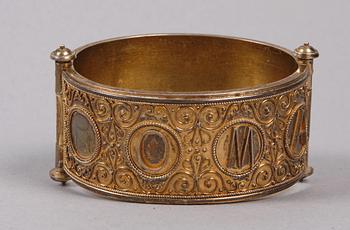 ARMBAND, 2 st, gulmetall, Italien, 1900-talets början.