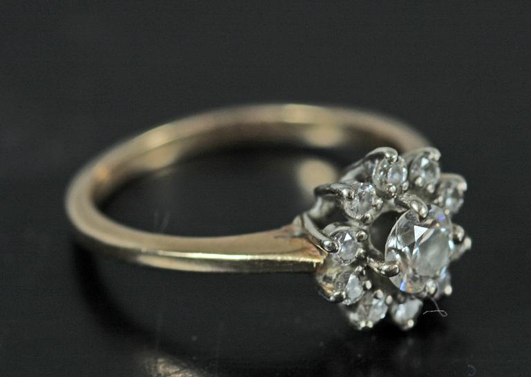 RING, 14 K guld, briljantslipad diamant, ca 0,5 ct, med 10 mindre briljanter.