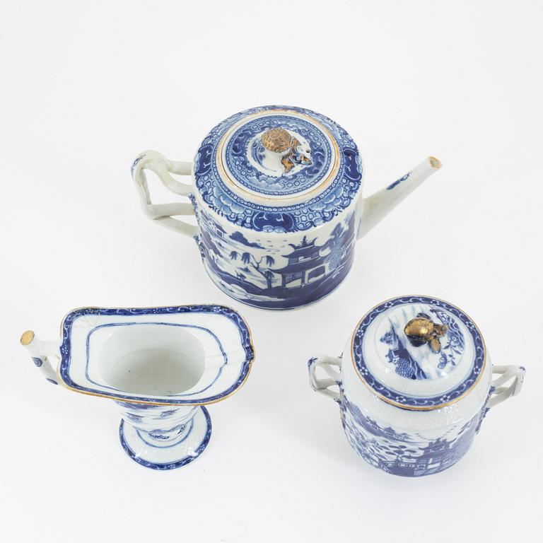 A Chinese blue and white porcelain teapot, a lidded box and a sauce jug, Qing dynasty,  Jiaqing, (1796-1820).