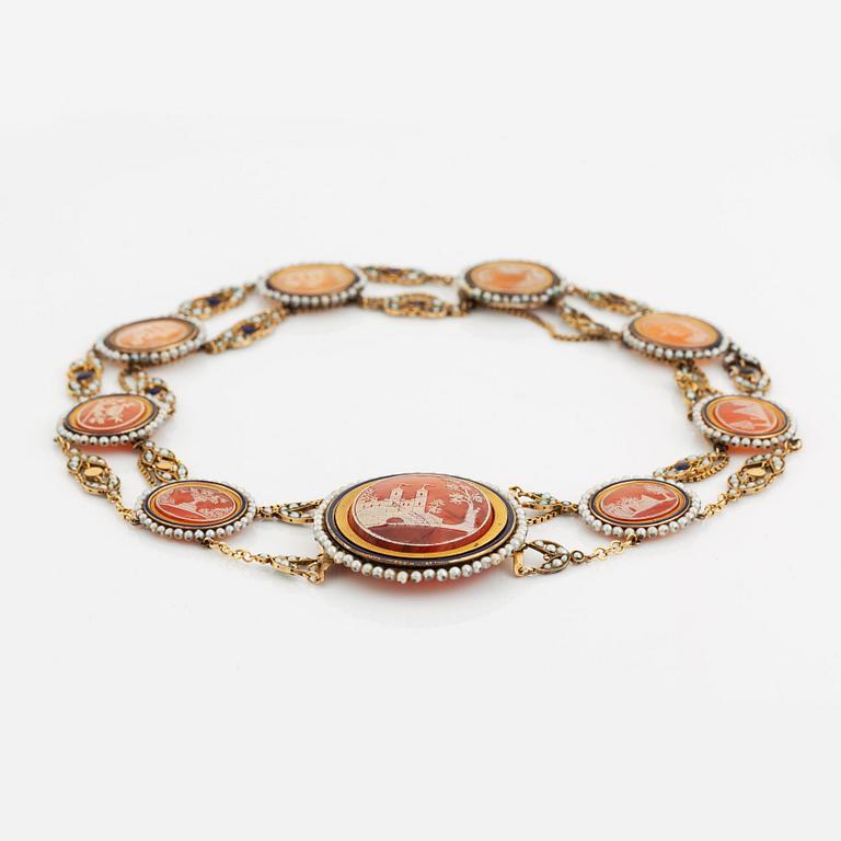En collier och ett par örhängen guld och emalj med caméer och pärlor, 1800-tal.