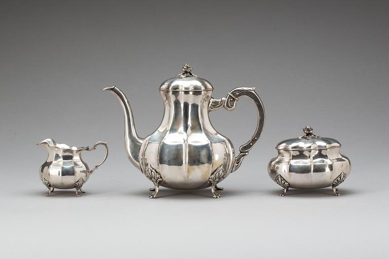 KAFFESERVIS, 3 delar, silver. Rokokostil, svenska importstämplar. Ca 1100g.