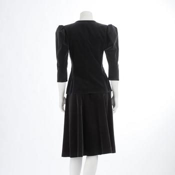 YVES SAINT LAURENT, grey two-piece costume consisting of jacket and skirt from the russian collection. Size 38.