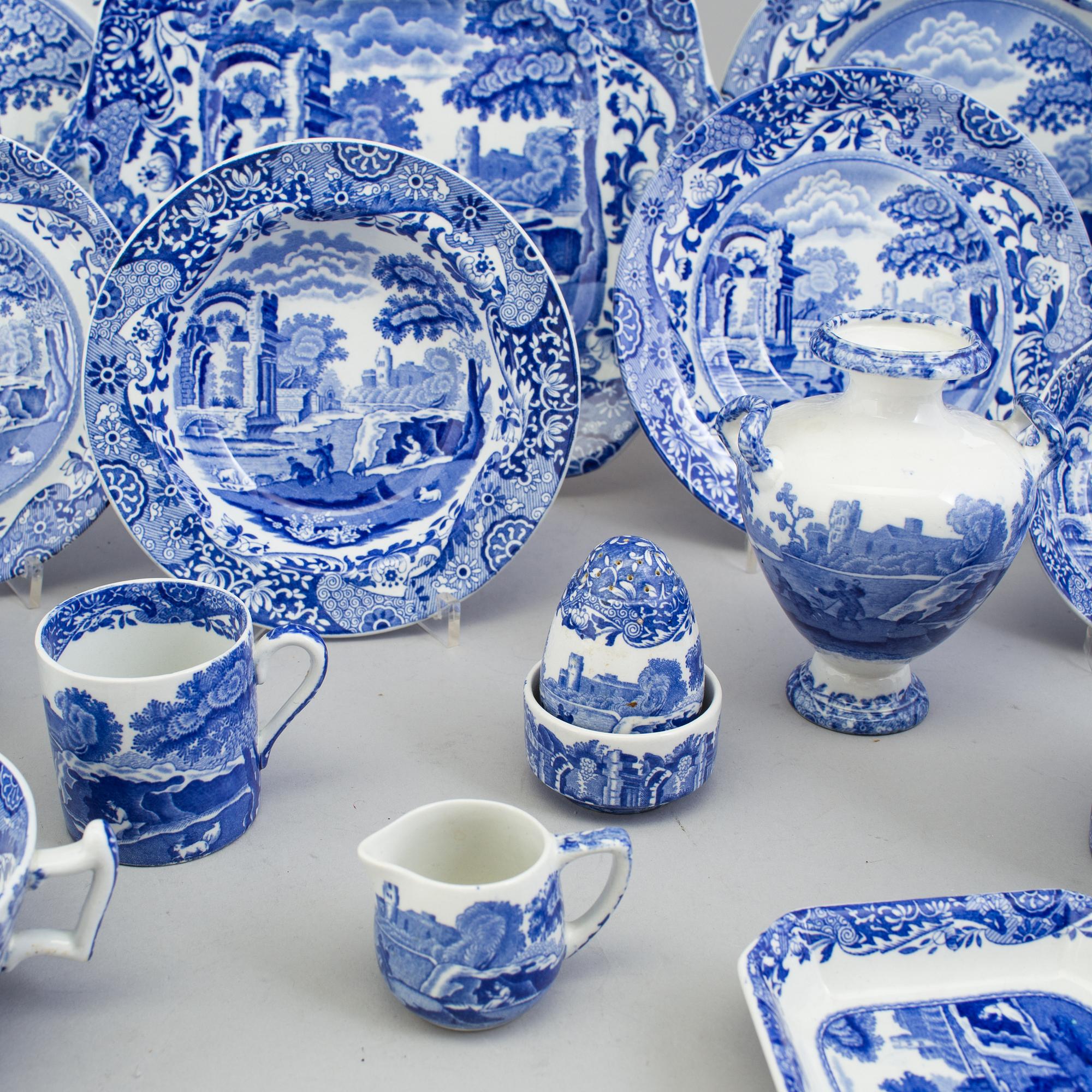 A large Copeland 'Spode's Italian' porcelain dinner- and coffee service, 107 pieces.