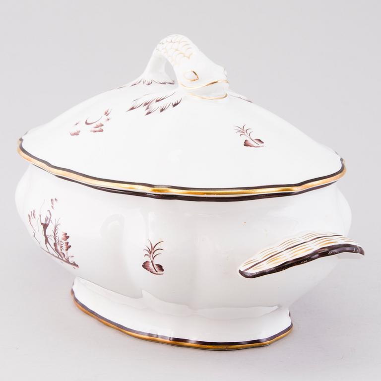 A 16-pcs set of 1930s-1940s 'Diana' tableware from Arabia, Finland.