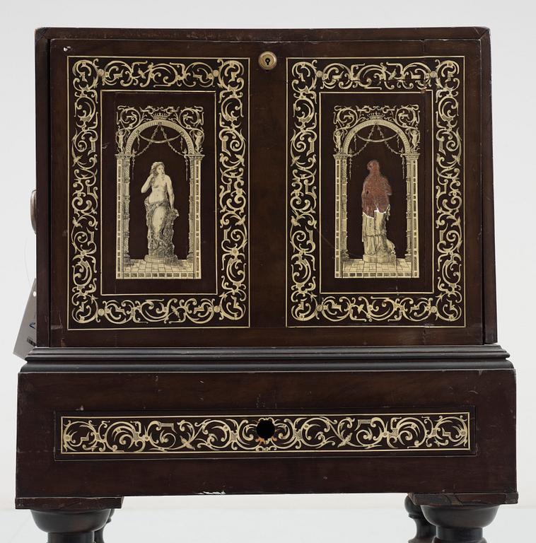 KABINETTSKÅP, troligen 1800-tal.