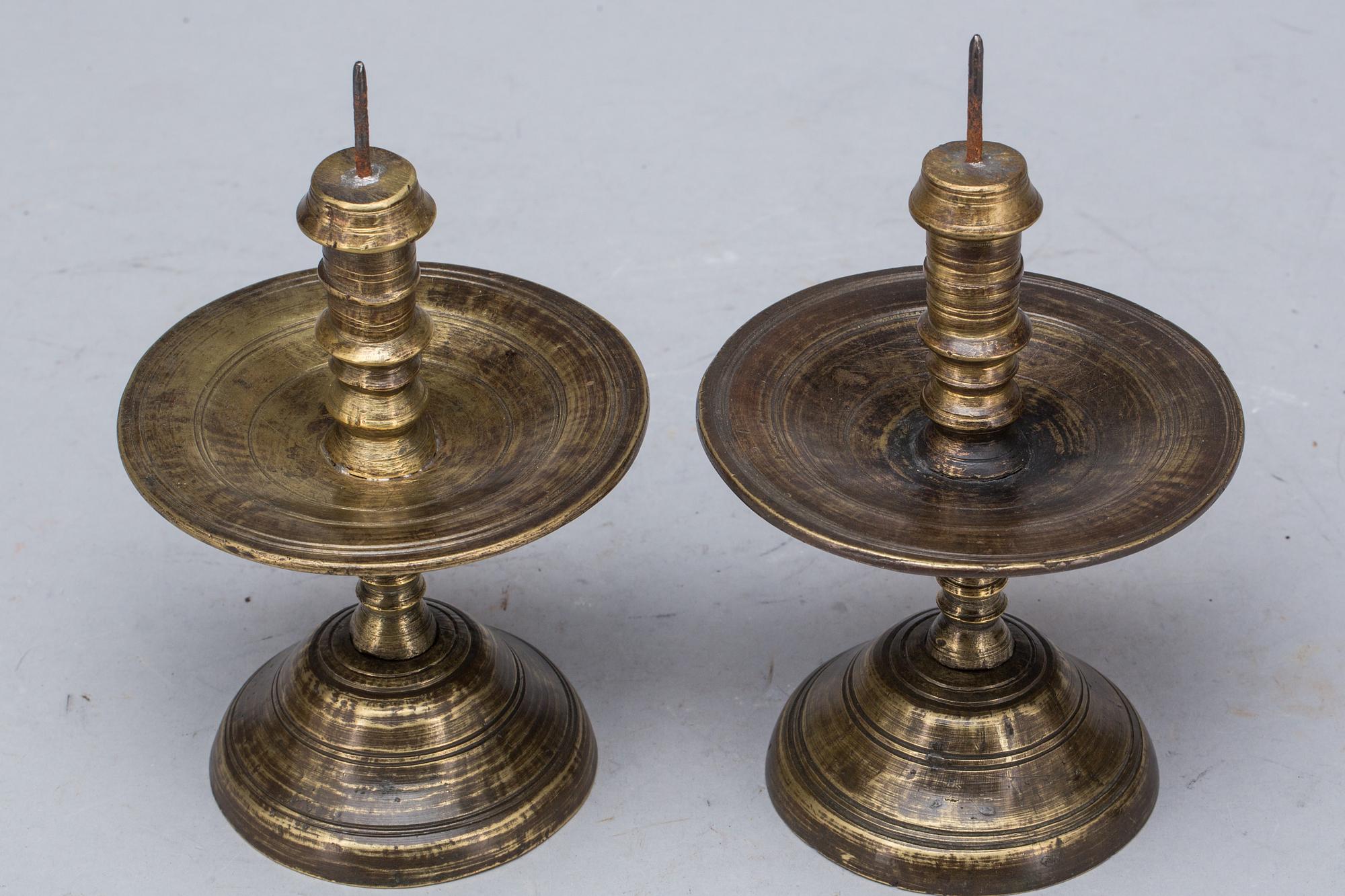 LJUSSTAKAR, ett par, mässing, Barockstil.