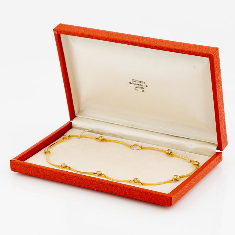 Collier, Öhmans, 18K guld med vita syntetiska stenar.