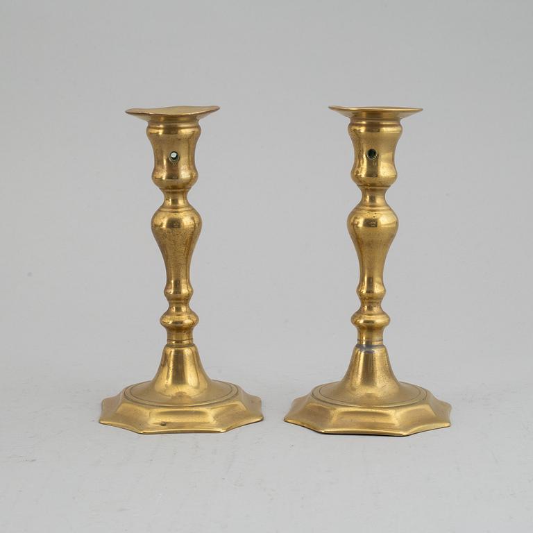 LJUSSTAKAR, ett par, brons, 1700-tal.