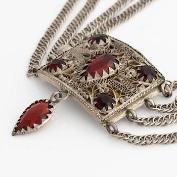 Dräktsmycke, allmoge, flerradigt, silver med röda glasstenar.