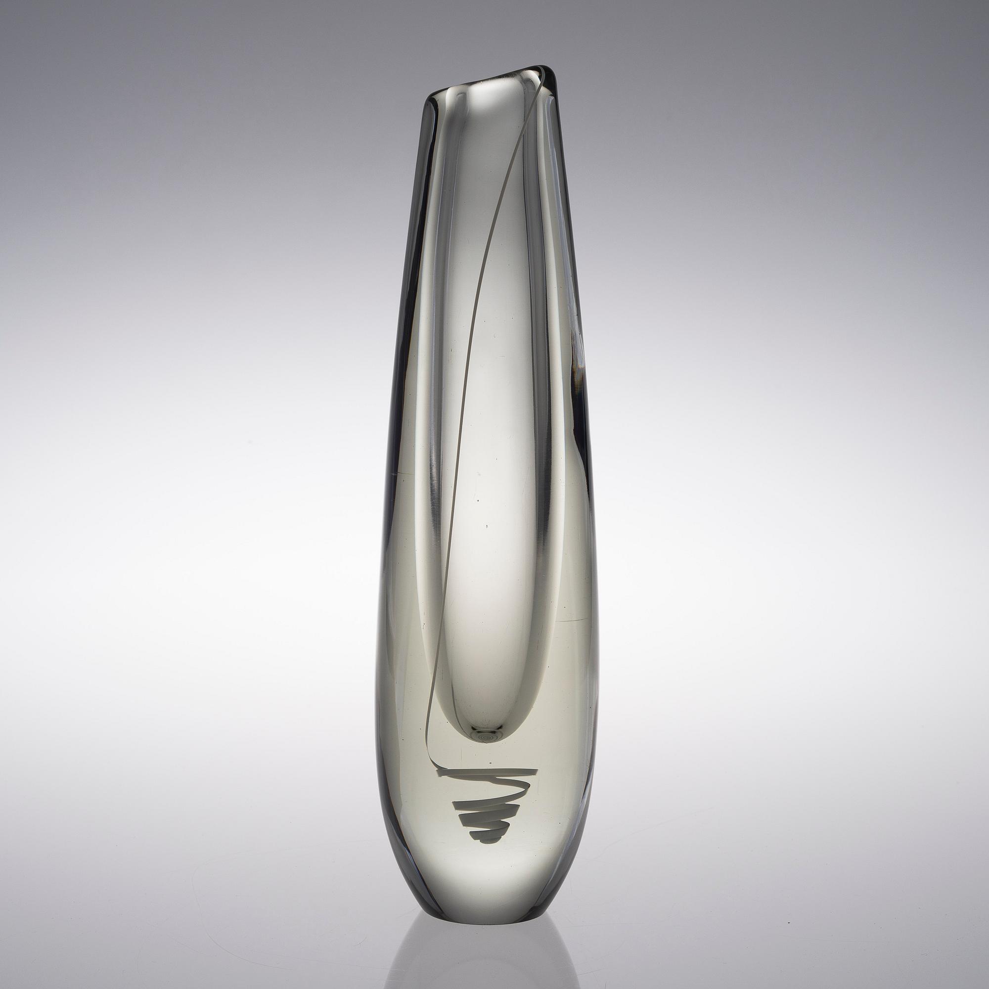 GUNNEL NYMAN, A VASE. Serpentine. Signed G. Nyman, Nuutajärvi Notsjö -53.