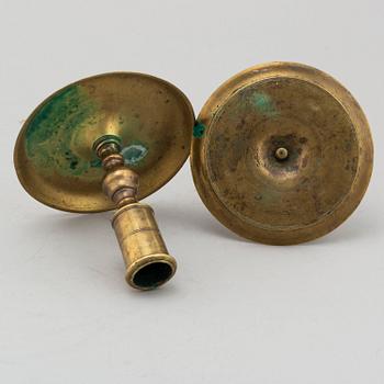 LJUSSTAKAR, 2 stycken, mässing, omkring år 1800.