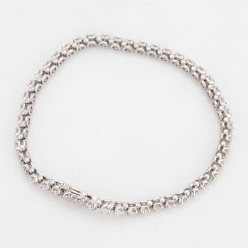 A TENNISBRACELET set with round brilliant-cut diamonds.