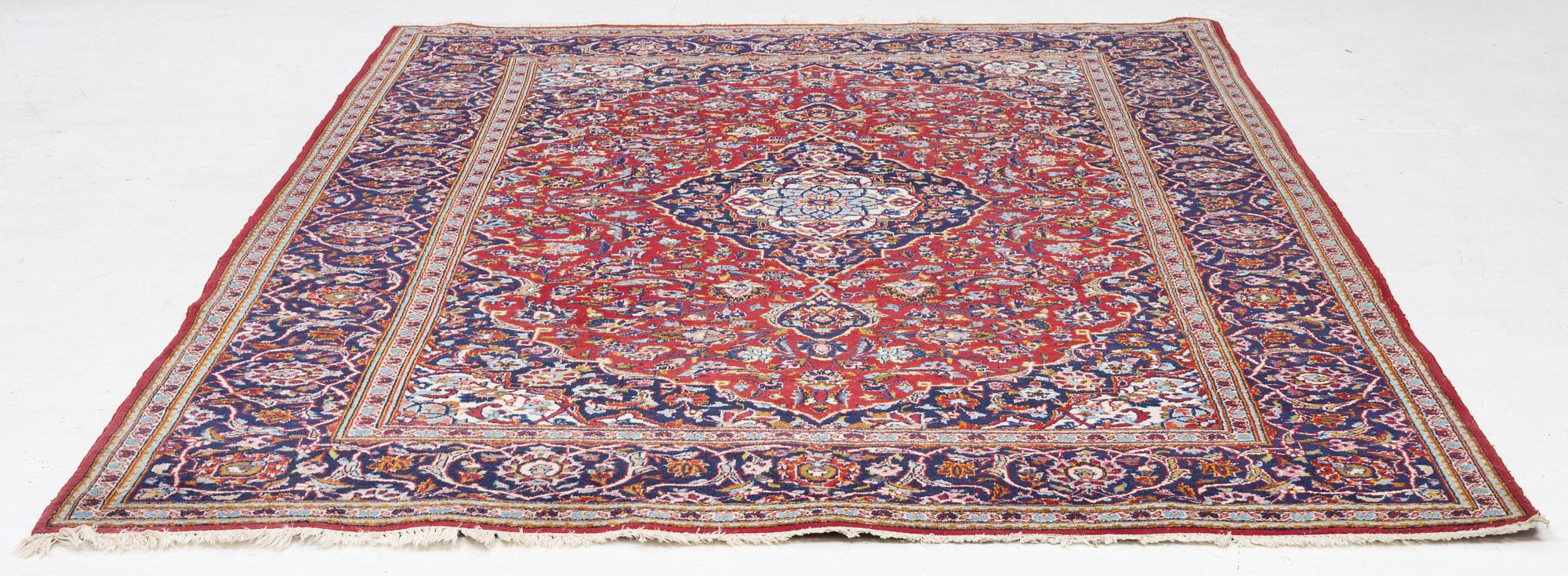 A Kashan carpet, c. 309 x 202 cm.