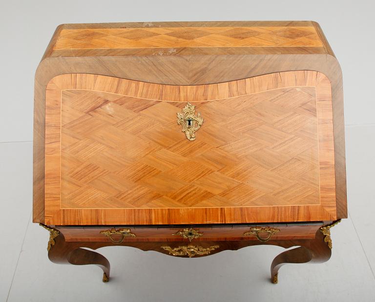 SEKRETÄR, Louis XVI-stil, 1900-talets första hälft.