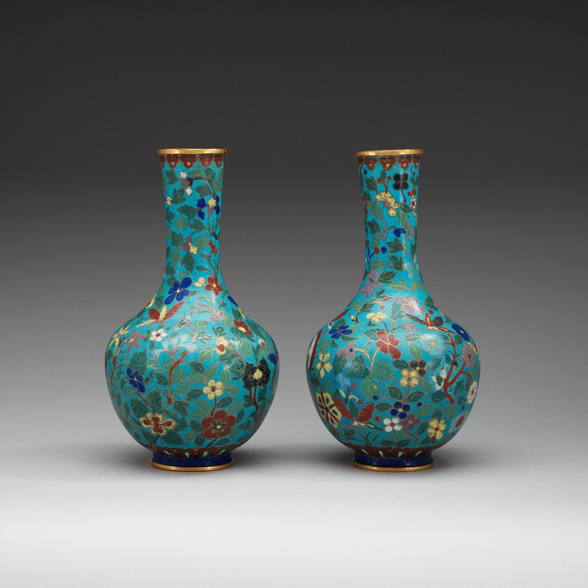 A pair of cloisonné vases, Qing dynasty.