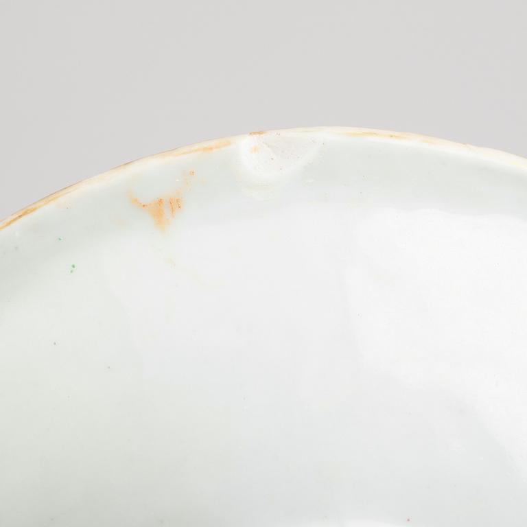 TALLRIKAR, 2 st samt SKÅLFAT, porslin, Kina, 1800-tal.
