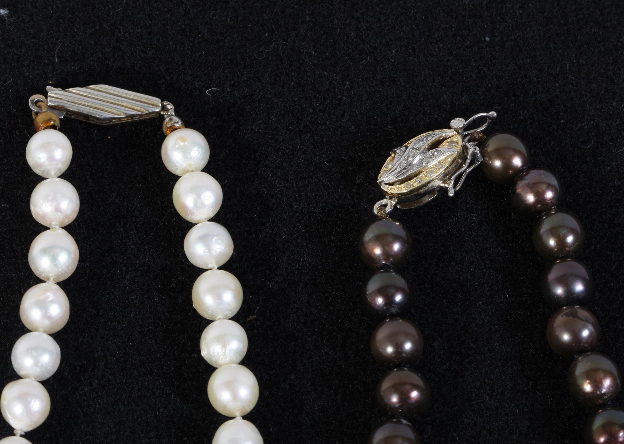 PÄRLCOLLIER, 2 st. Svarta och vita pärlor .