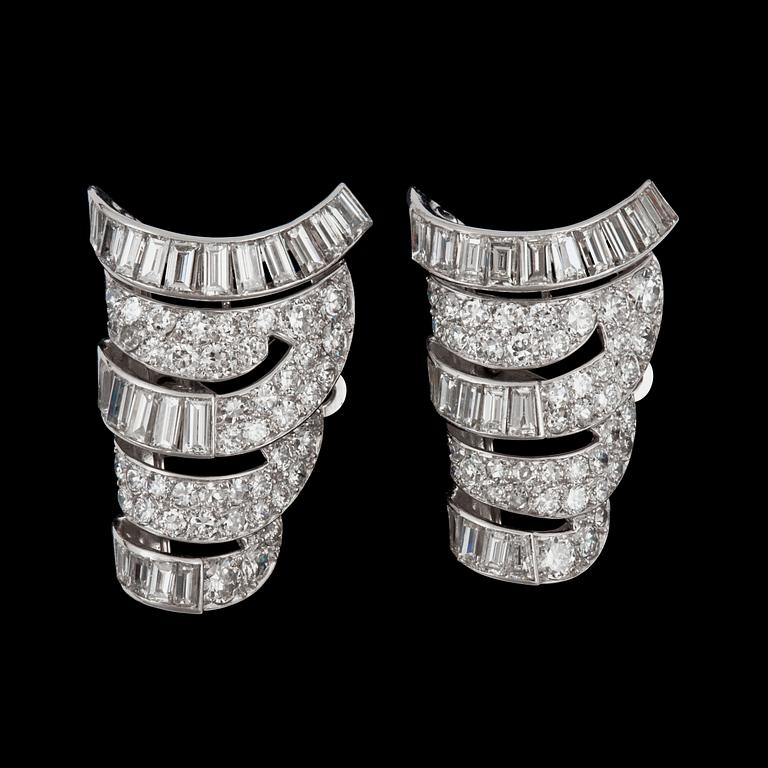 KLÄDCLIPS, Van Cleef & Arpels, med briljant- och baguetteslipade diamanter totalt ca 6.00 ct. Snr: 40562.