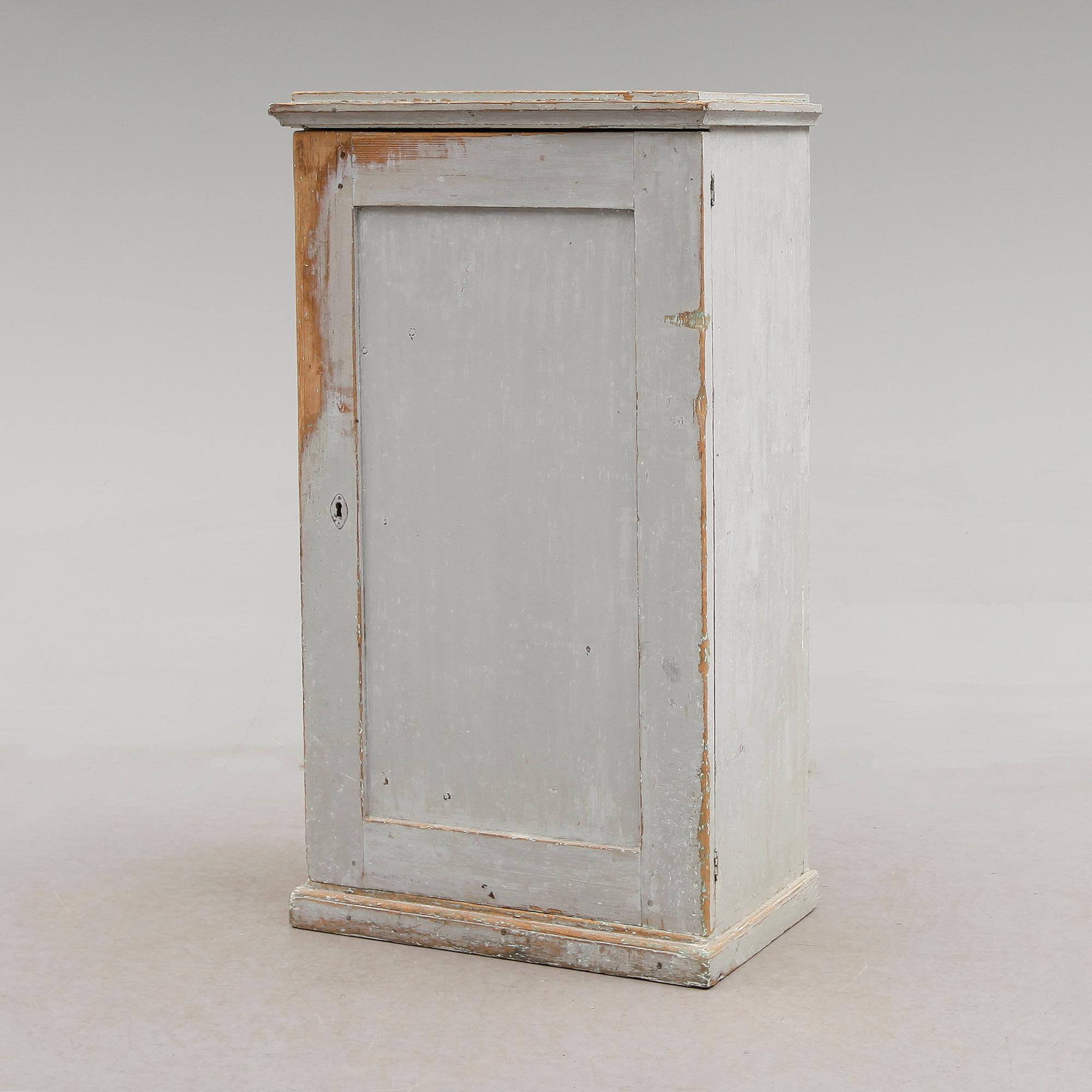 KOLONNSKÅP, 1800-talets mitt.