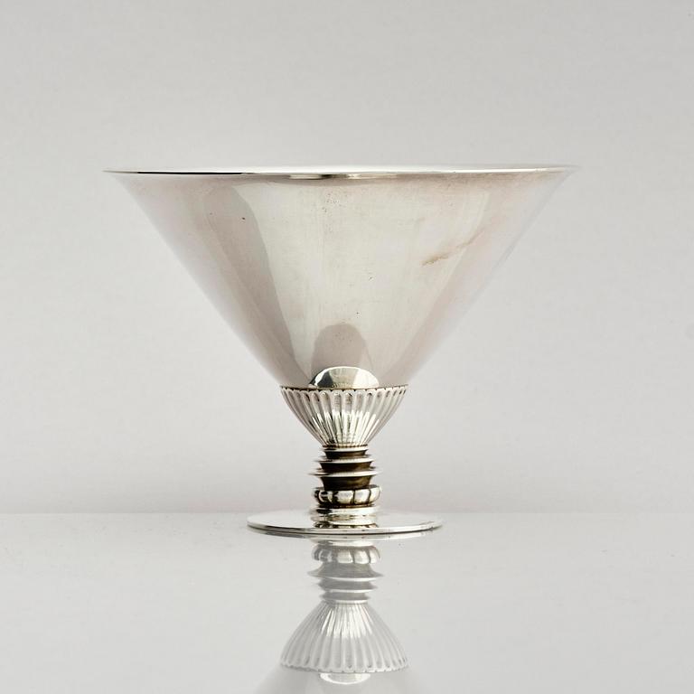 Georg Jensen, skål på fot, sterling silver, modell 259, design Gundorph Albertus, Köpenhamn efter 1945.