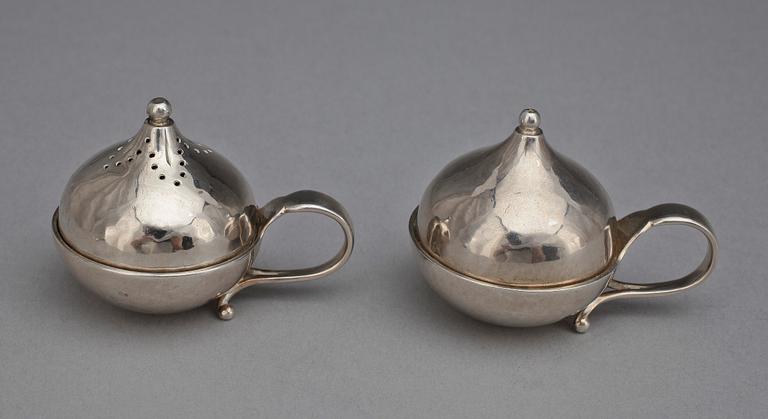 SALT- OCH PEPPARSTRÖARE, ett par, sterling silver, Harald Nielsen, Georg Jensen, Danmark 1945-1951. Tot vikt ca 68.