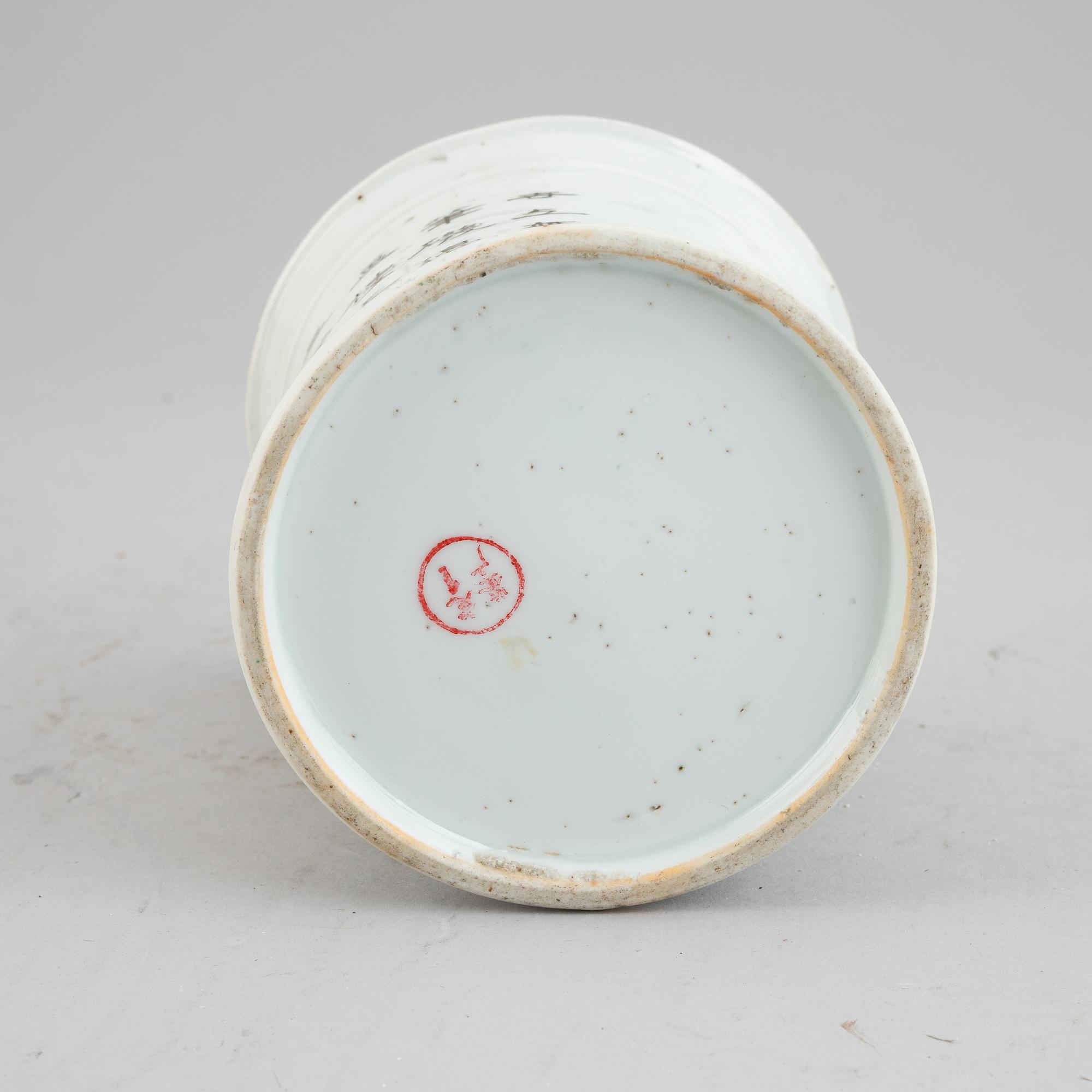 A Chinese porcelain brush pot, 20th century.