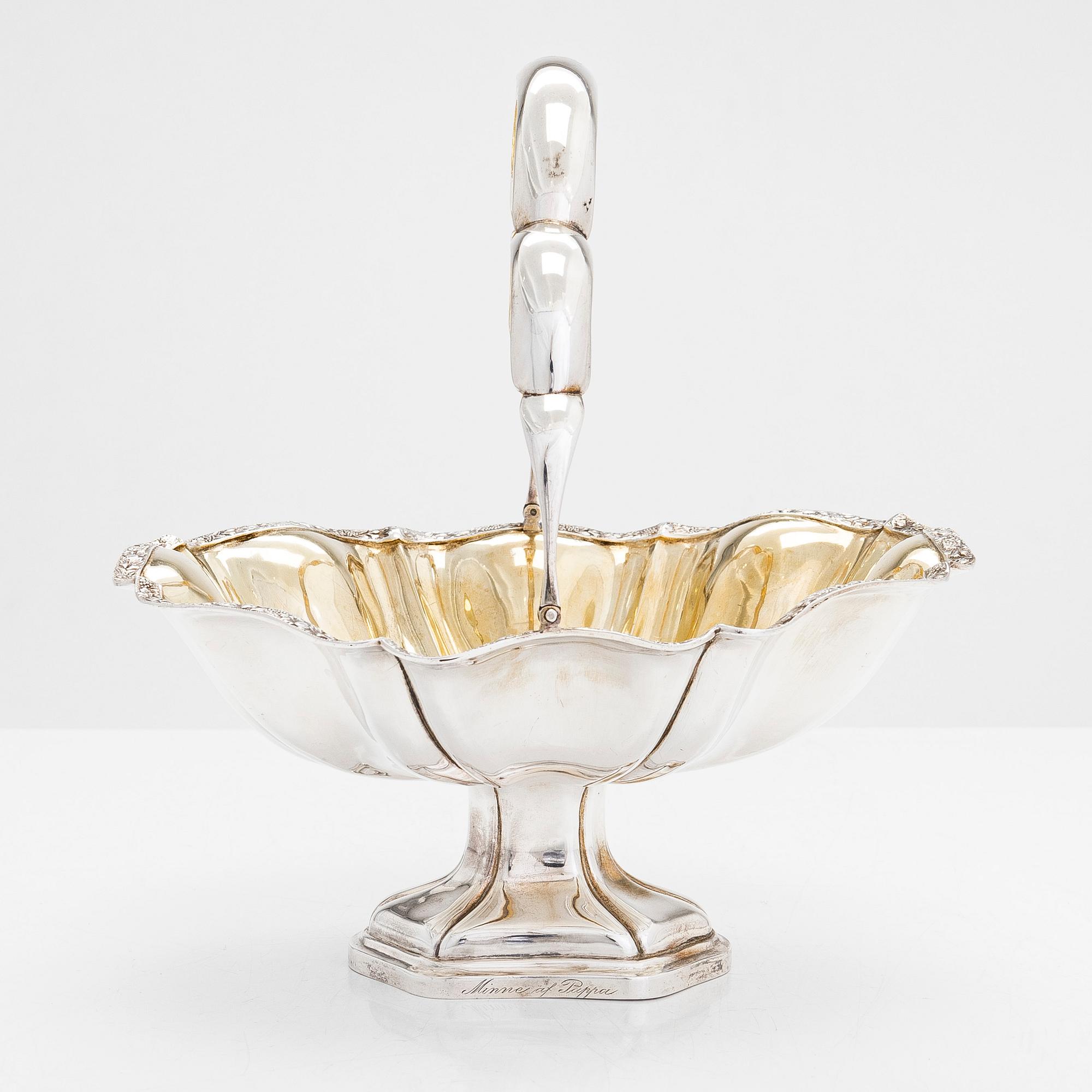 Harald Ilmari Erling, brödkorg, silver, delvis förgylld, Helsingfors 1917.