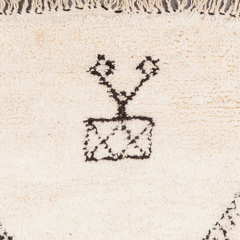 A MOROCCAN BENI OURAIN CARPET. Circa 490x305 cm.