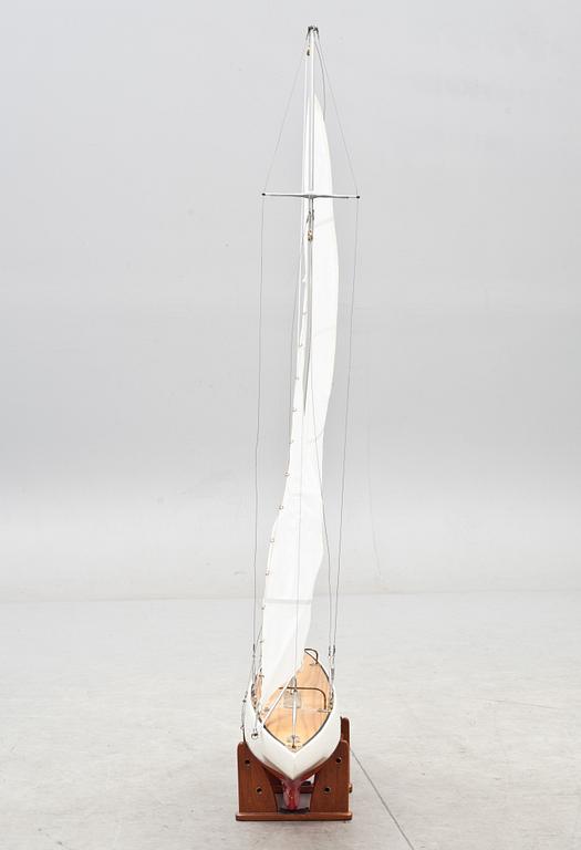 MODELLSEGELBÅT, bär datering 1953.