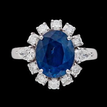 RING, blå oval fasettslipad safir, 3.67 ct samt briljantslipade diamanter, tot. 0.84 ct.