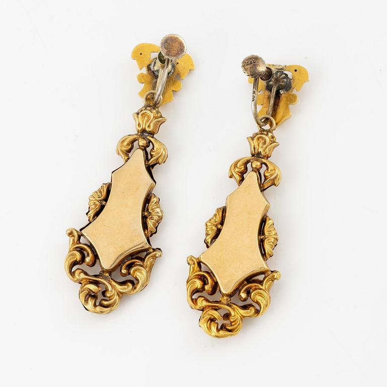 A necklace and a pair of earrings 18K gold, 19th century.