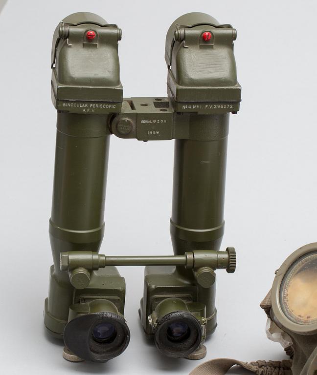 PERISKOPKIKARE, militär, samt GASMASKER, 2 st, 1900-tal.
