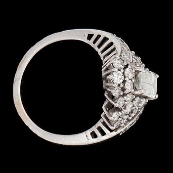 An emerald cut diamond ring, app. 1 ct, smaller brilliant cut diamonds, tot. app. 1 ct.