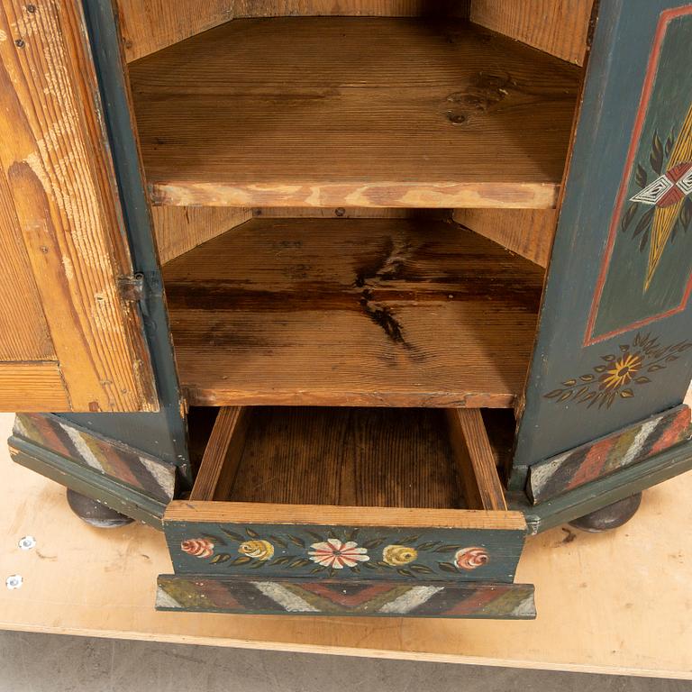 Hörnskåp daterat 1810/1833.