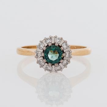 A RING, facetted emerald, brilliant cut diamonds, 18K gold. Kupittaan Kulta, Turku 1989.