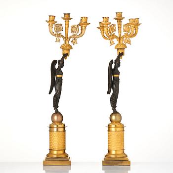 Kandelabrar, ett par för fem ljus, tillskrivna Francois  Rabiat (verksam i Paris 1756-1815), Empire.